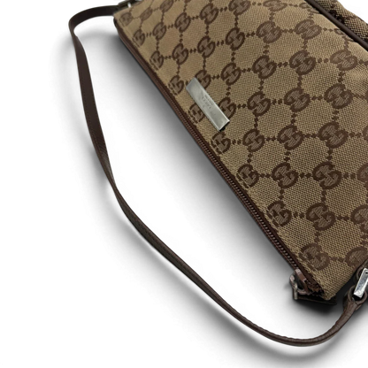 https://cdn.shopify.com/s/files/1/0564/9376/8855/files/Gucci_Handtasche_Boat_Baguette_monogram_beige_vintage_GG6570.webp?v=1778669273