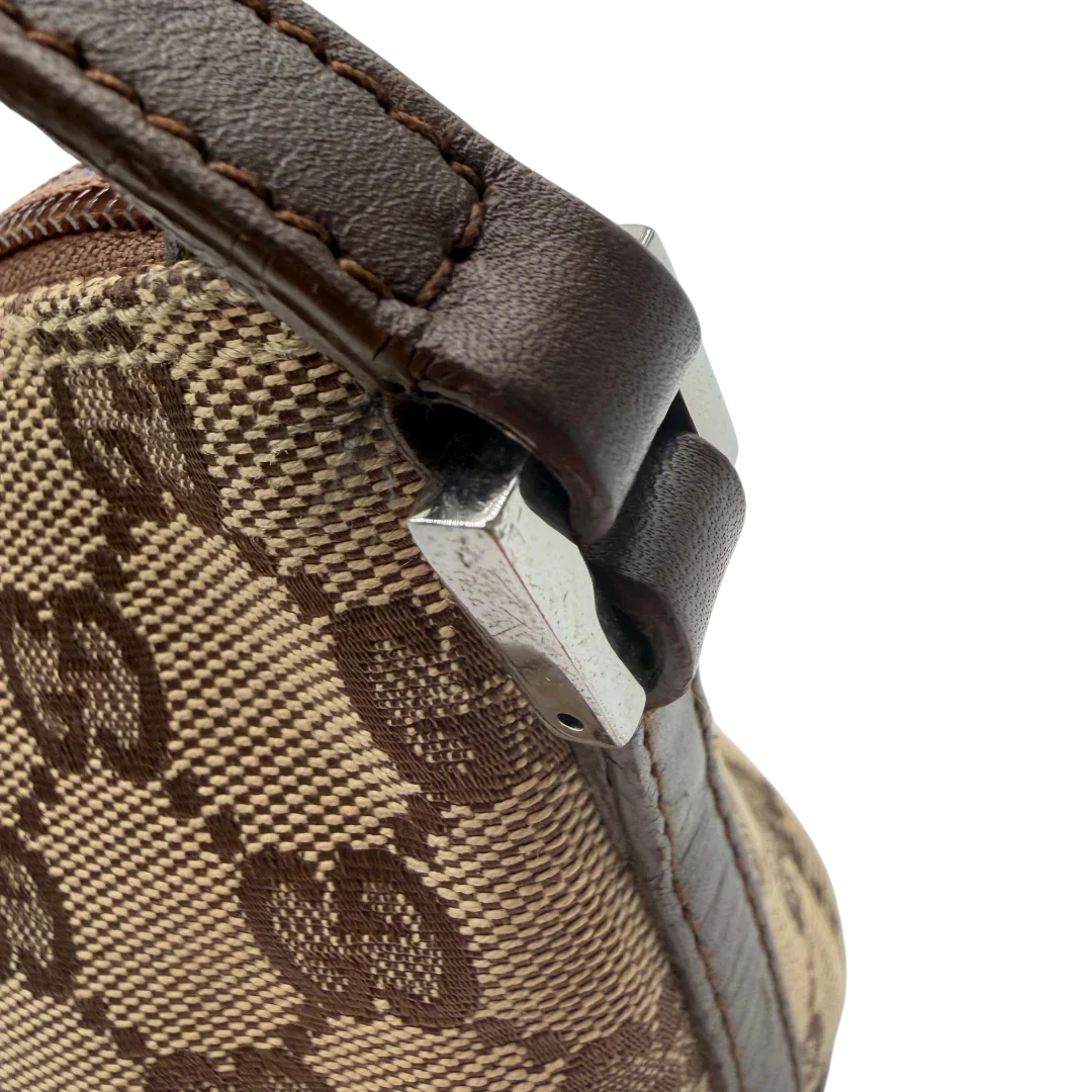 https://cdn.shopify.com/s/files/1/0564/9376/8855/files/Gucci_Handtasche_Boat_Baguette_monogram_beige_vintage_GG6574.webp?v=1778669274