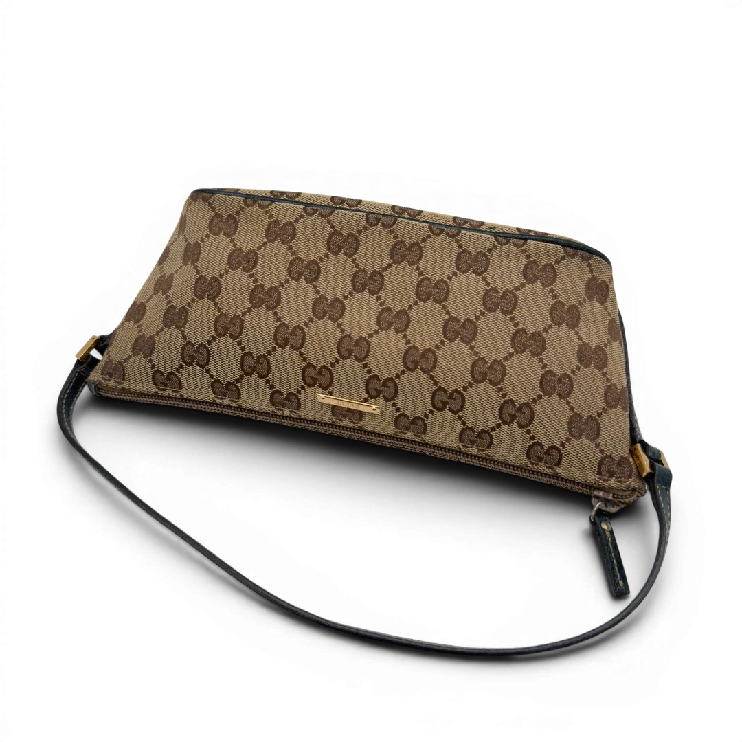 https://cdn.shopify.com/s/files/1/0564/9376/8855/files/Gucci_Handtasche_Boat_Baguette_monogram_beige_vintage_GG7309.webp?v=1778683624