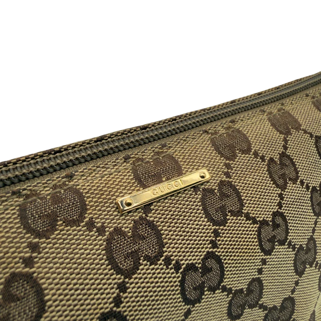 https://cdn.shopify.com/s/files/1/0564/9376/8855/files/Gucci_Handtasche_Boat_Baguette_monogram_beige_vintage_GG7310.webp?v=1778683625
