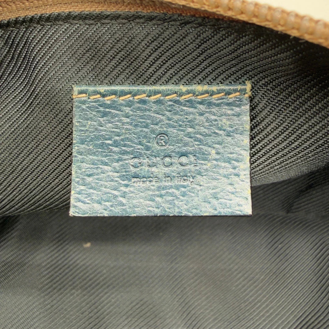 https://cdn.shopify.com/s/files/1/0564/9376/8855/files/Gucci_Handtasche_Boat_Baguette_monogram_beige_vintage_GG7313.webp?v=1778683625
