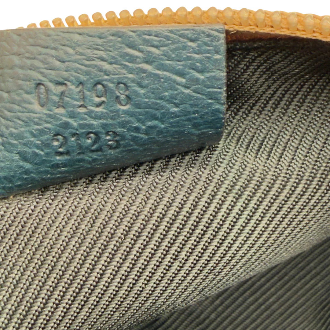 https://cdn.shopify.com/s/files/1/0564/9376/8855/files/Gucci_Handtasche_Boat_Baguette_monogram_beige_vintage_GG7314.webp?v=1778683624