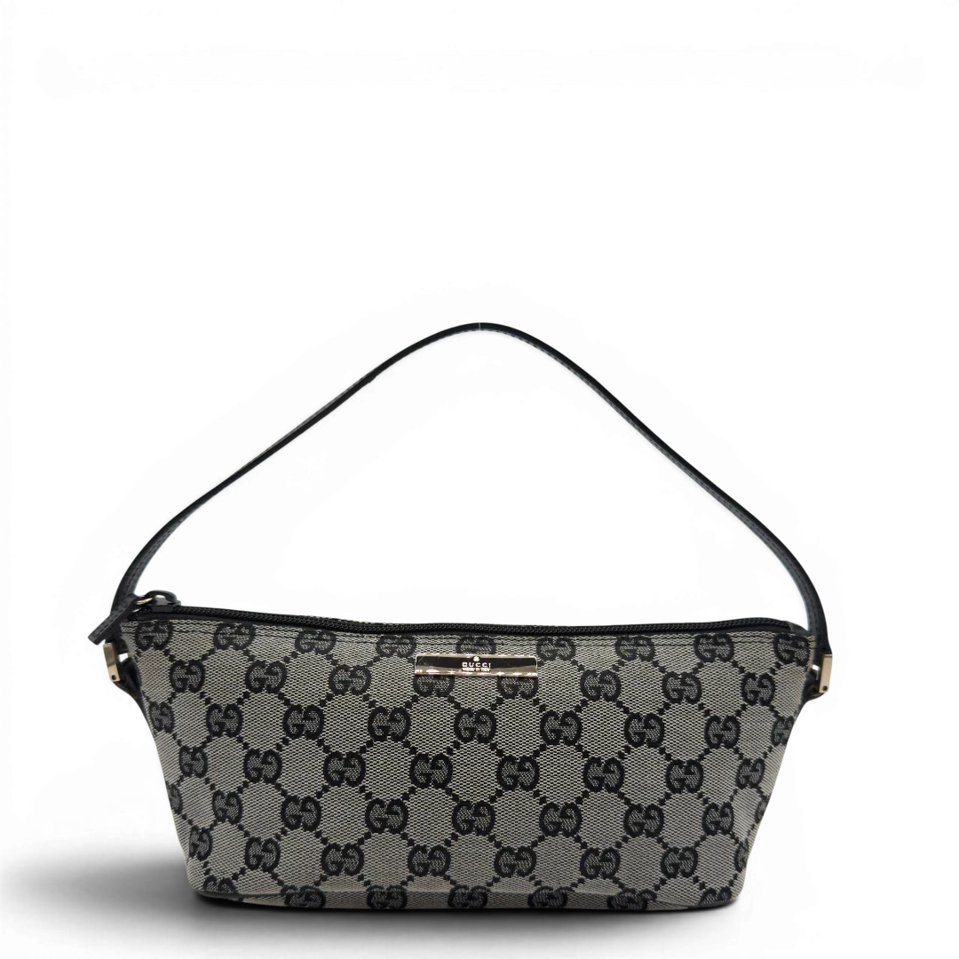 https://cdn.shopify.com/s/files/1/0564/9376/8855/files/Gucci_Handtasche_Boat_Baguette_monogram_beige_vintage_GG7481.webp?v=1779291385