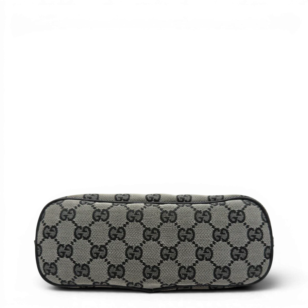 https://cdn.shopify.com/s/files/1/0564/9376/8855/files/Gucci_Handtasche_Boat_Baguette_monogram_beige_vintage_GG7486.webp?v=1779291385