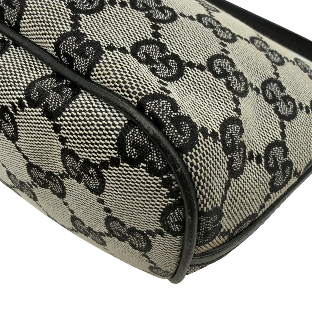 https://cdn.shopify.com/s/files/1/0564/9376/8855/files/Gucci_Handtasche_Boat_Baguette_monogram_beige_vintage_GG7487.webp?v=1779291386