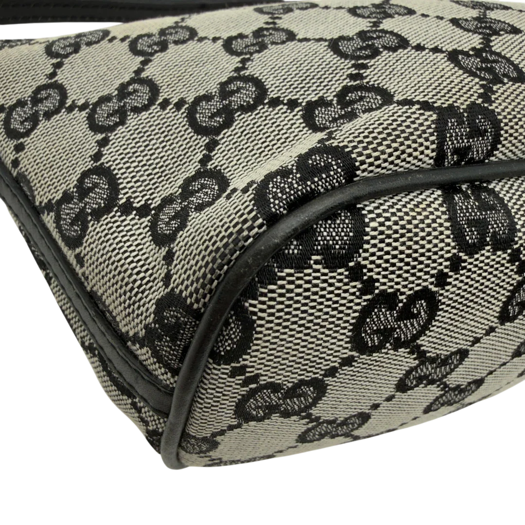 https://cdn.shopify.com/s/files/1/0564/9376/8855/files/Gucci_Handtasche_Boat_Baguette_monogram_beige_vintage_GG7488.webp?v=1779291386