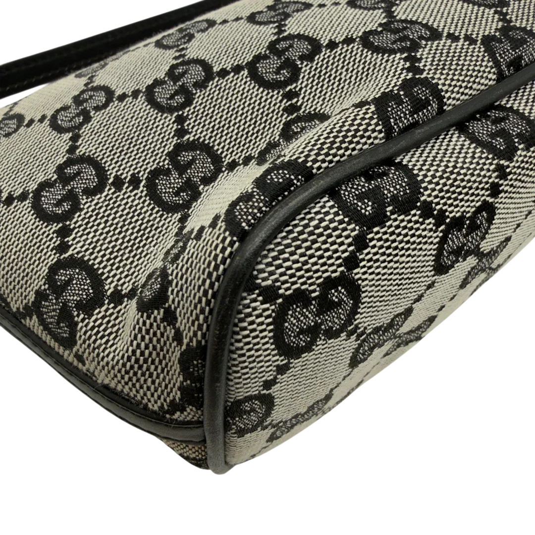 https://cdn.shopify.com/s/files/1/0564/9376/8855/files/Gucci_Handtasche_Boat_Baguette_monogram_beige_vintage_GG7490.webp?v=1779291386