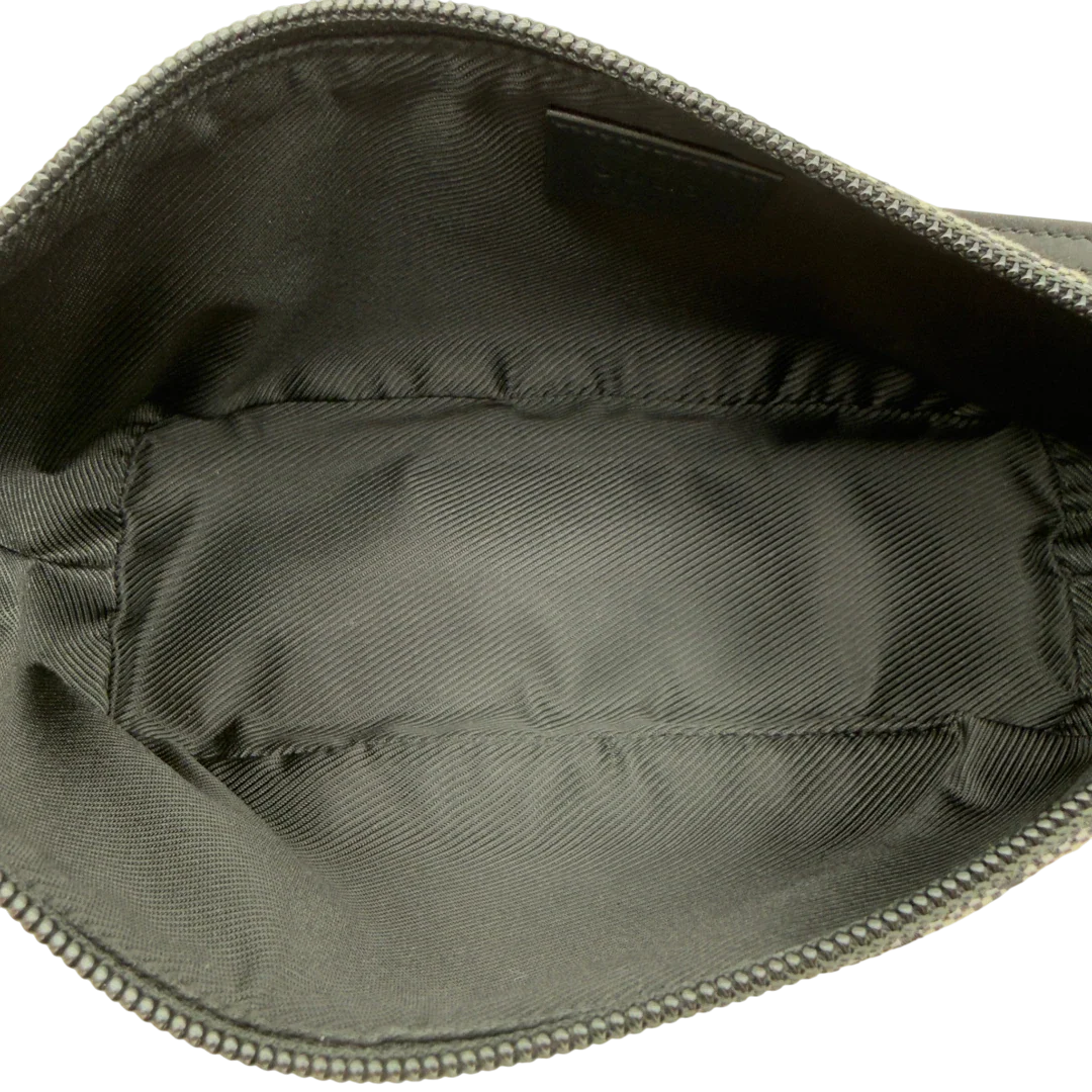 https://cdn.shopify.com/s/files/1/0564/9376/8855/files/Gucci_Handtasche_Boat_Baguette_monogram_beige_vintage_GG7495.webp?v=1779291386