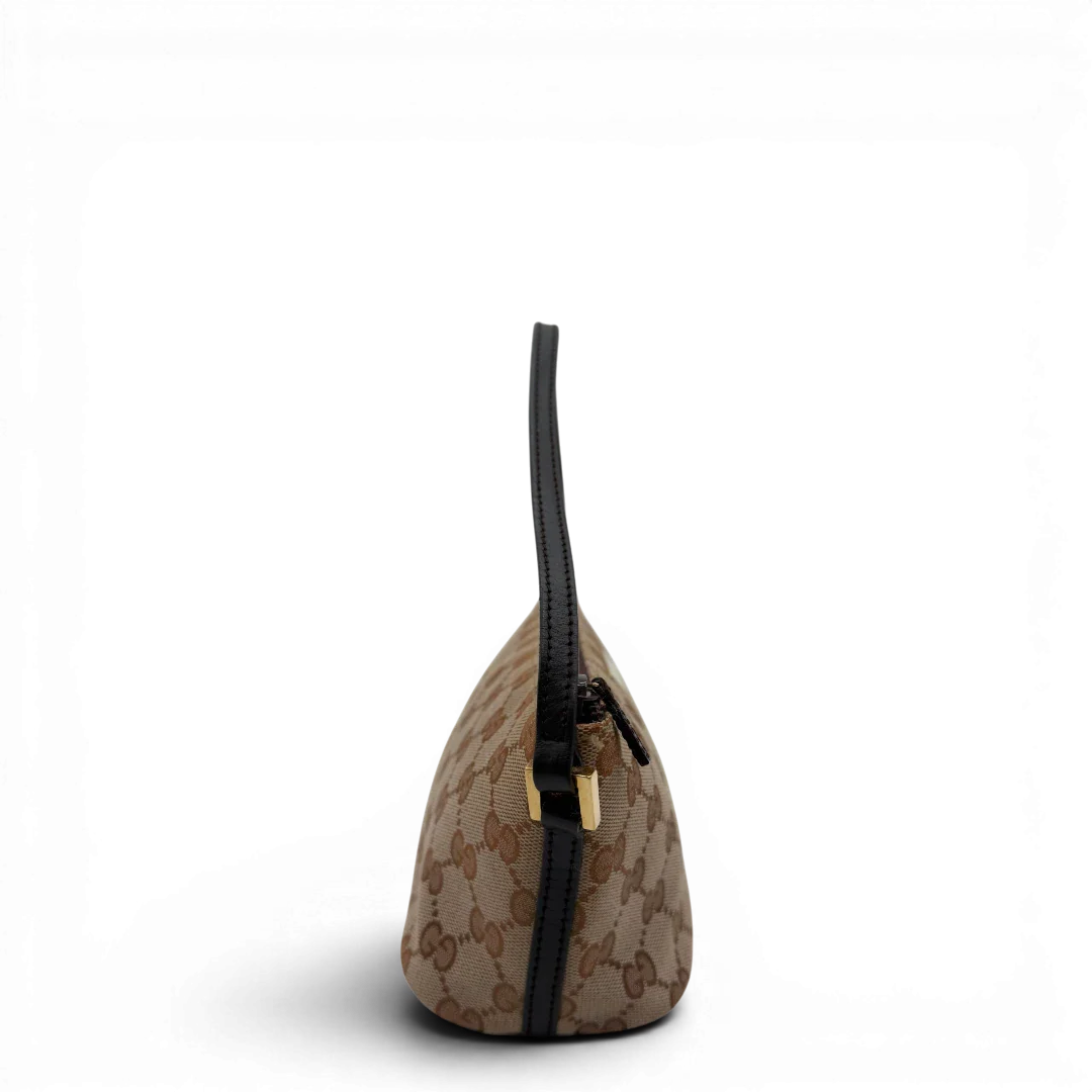 https://cdn.shopify.com/s/files/1/0564/9376/8855/files/Gucci_Handtasche_Boat_Baguette_monogram_beige_vintage_GG7586.webp?v=1779289595