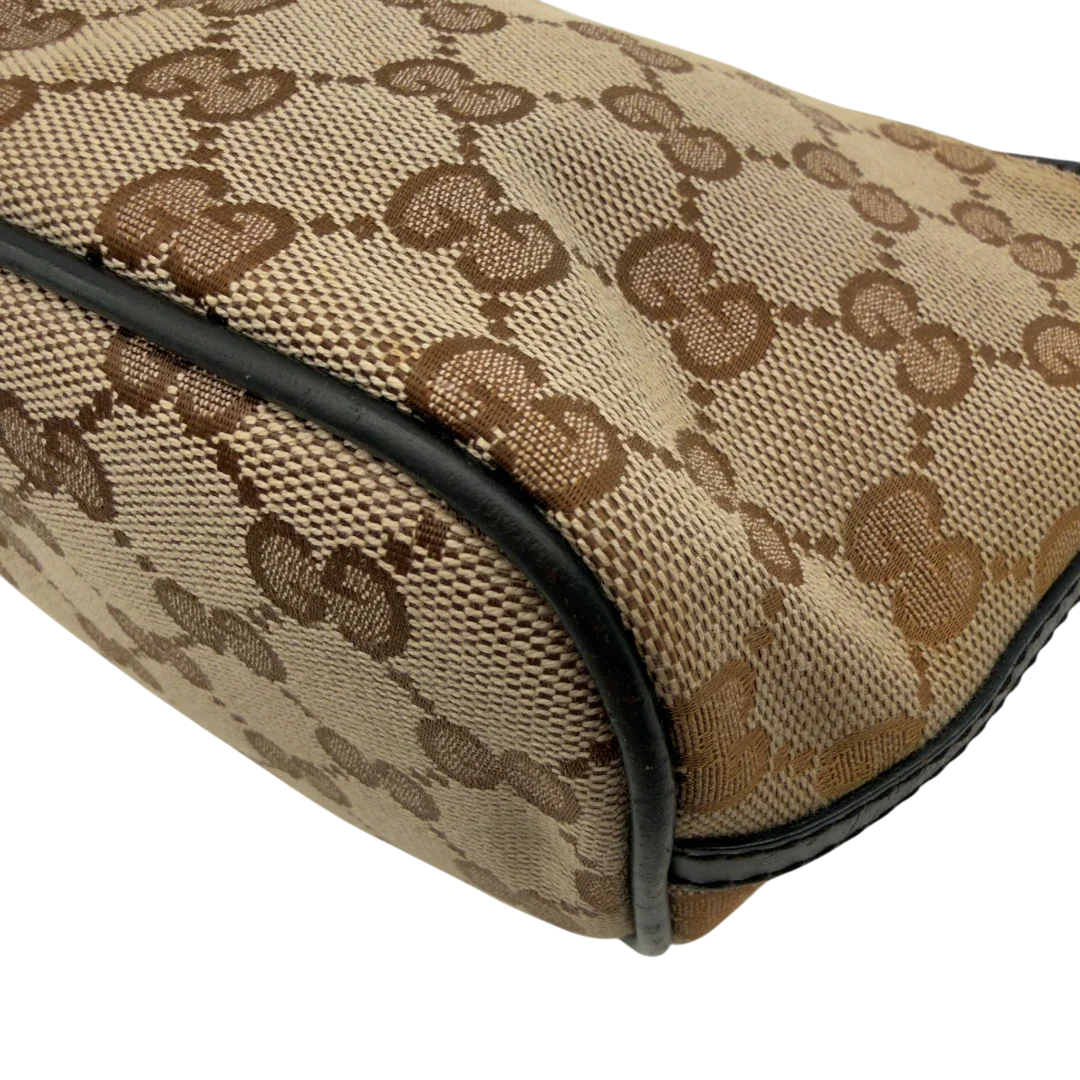 https://cdn.shopify.com/s/files/1/0564/9376/8855/files/Gucci_Handtasche_Boat_Baguette_monogram_beige_vintage_GG7590.webp?v=1779289596
