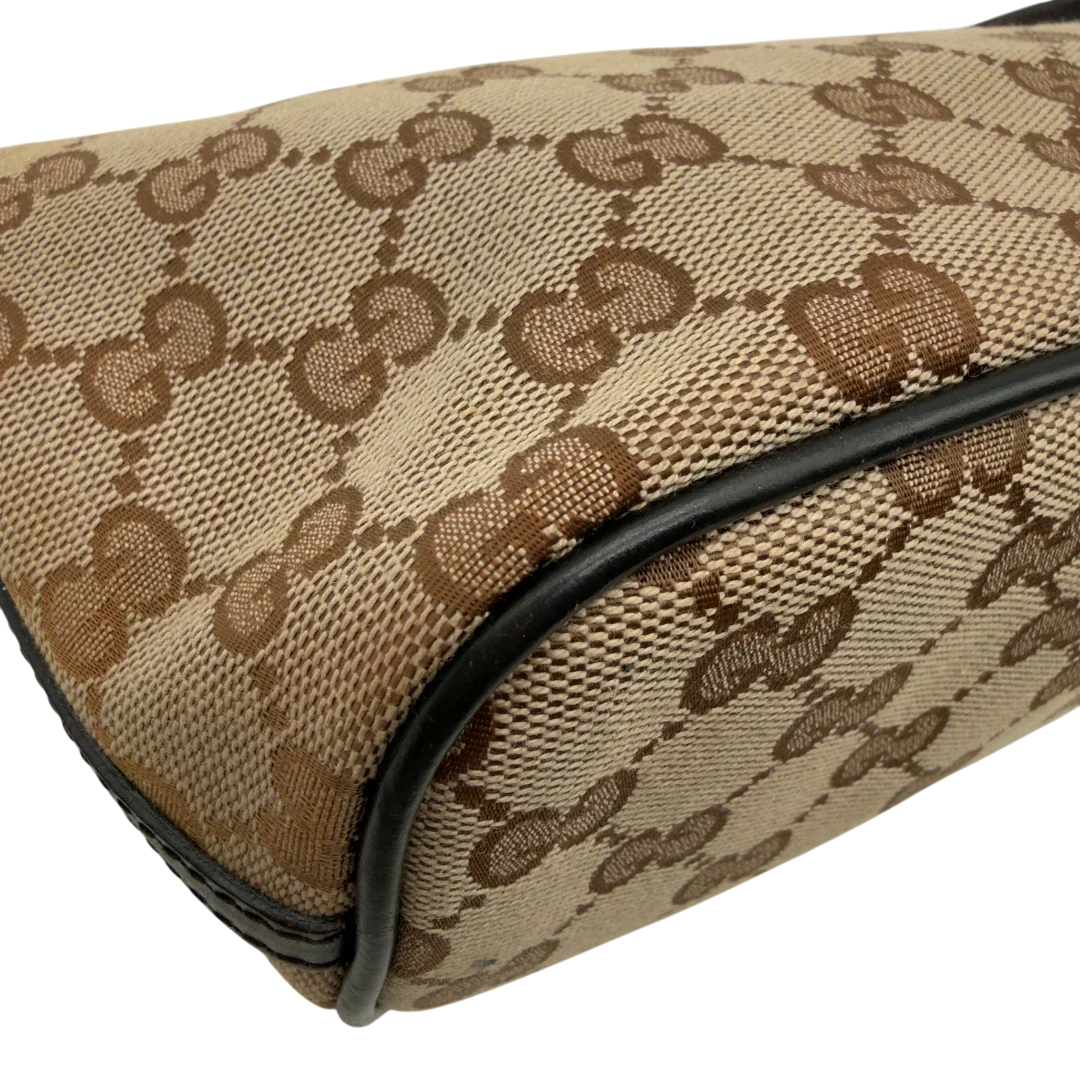 https://cdn.shopify.com/s/files/1/0564/9376/8855/files/Gucci_Handtasche_Boat_Baguette_monogram_beige_vintage_GG7591.webp?v=1779289595