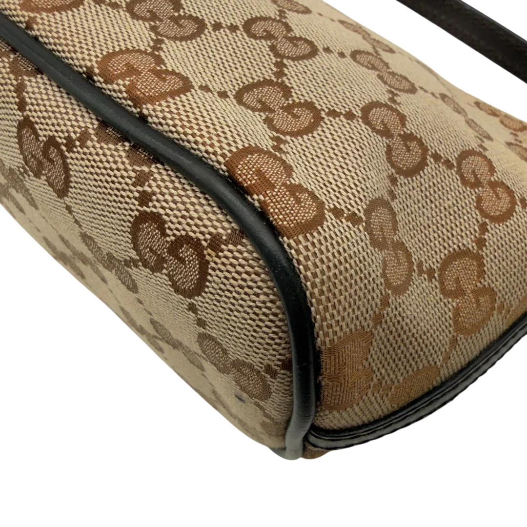 https://cdn.shopify.com/s/files/1/0564/9376/8855/files/Gucci_Handtasche_Boat_Baguette_monogram_beige_vintage_GG7592.webp?v=1779289596