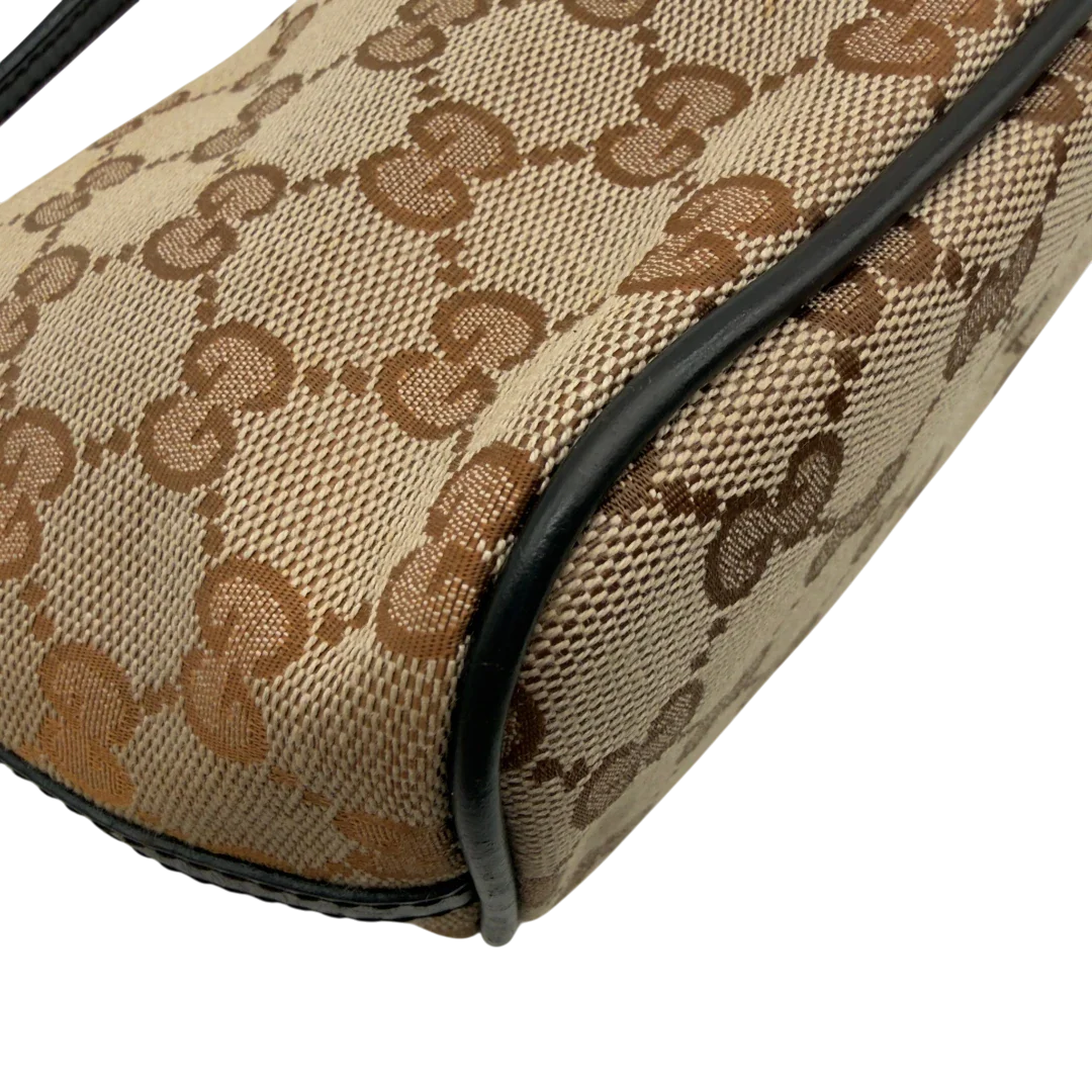 https://cdn.shopify.com/s/files/1/0564/9376/8855/files/Gucci_Handtasche_Boat_Baguette_monogram_beige_vintage_GG7593.webp?v=1779289596