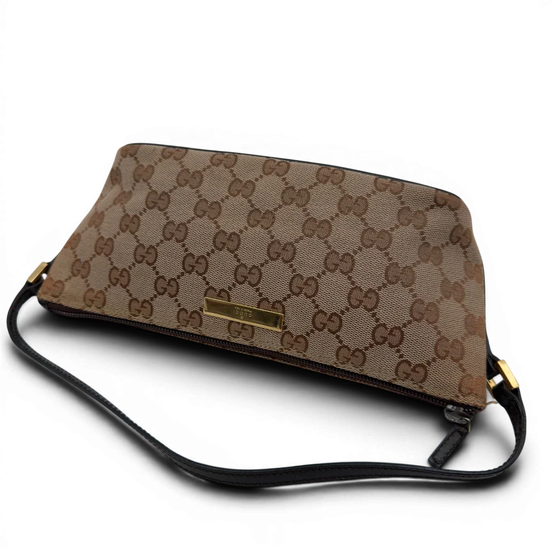 https://cdn.shopify.com/s/files/1/0564/9376/8855/files/Gucci_Handtasche_Boat_Baguette_monogram_beige_vintage_GG7595.webp?v=1779289596