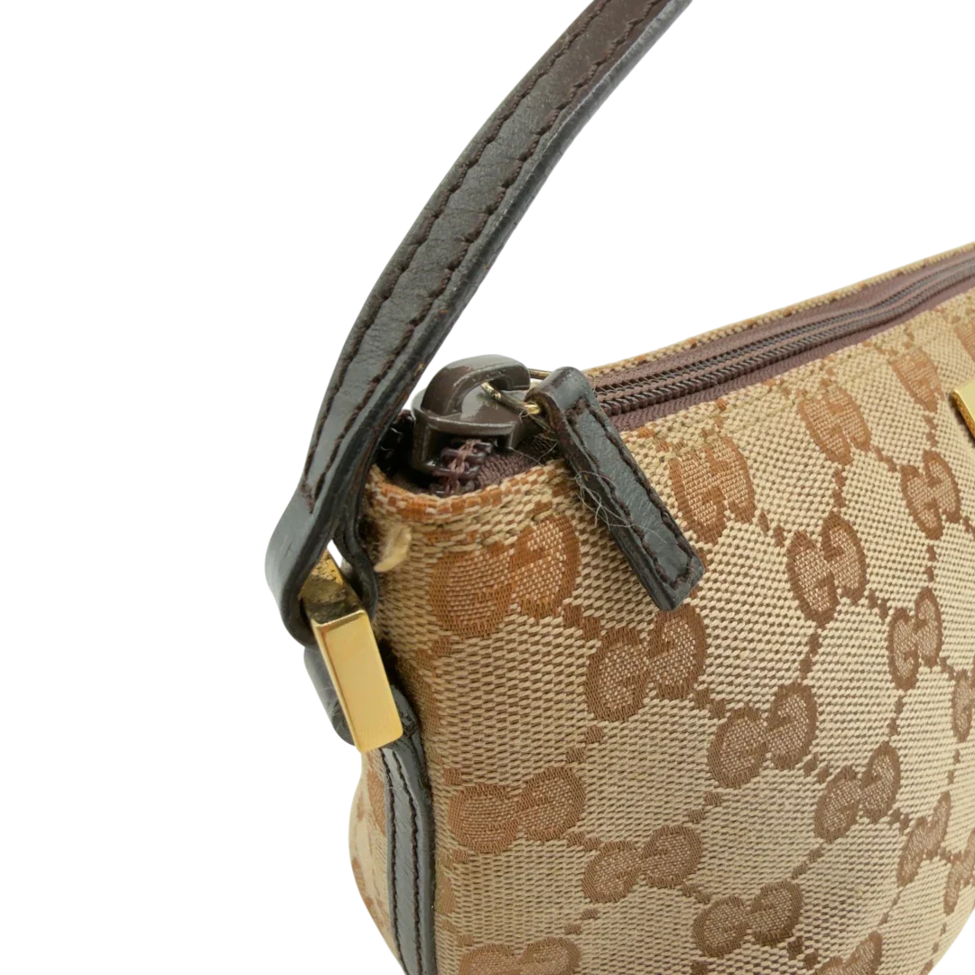 https://cdn.shopify.com/s/files/1/0564/9376/8855/files/Gucci_Handtasche_Boat_Baguette_monogram_beige_vintage_GG7597.webp?v=1779289595