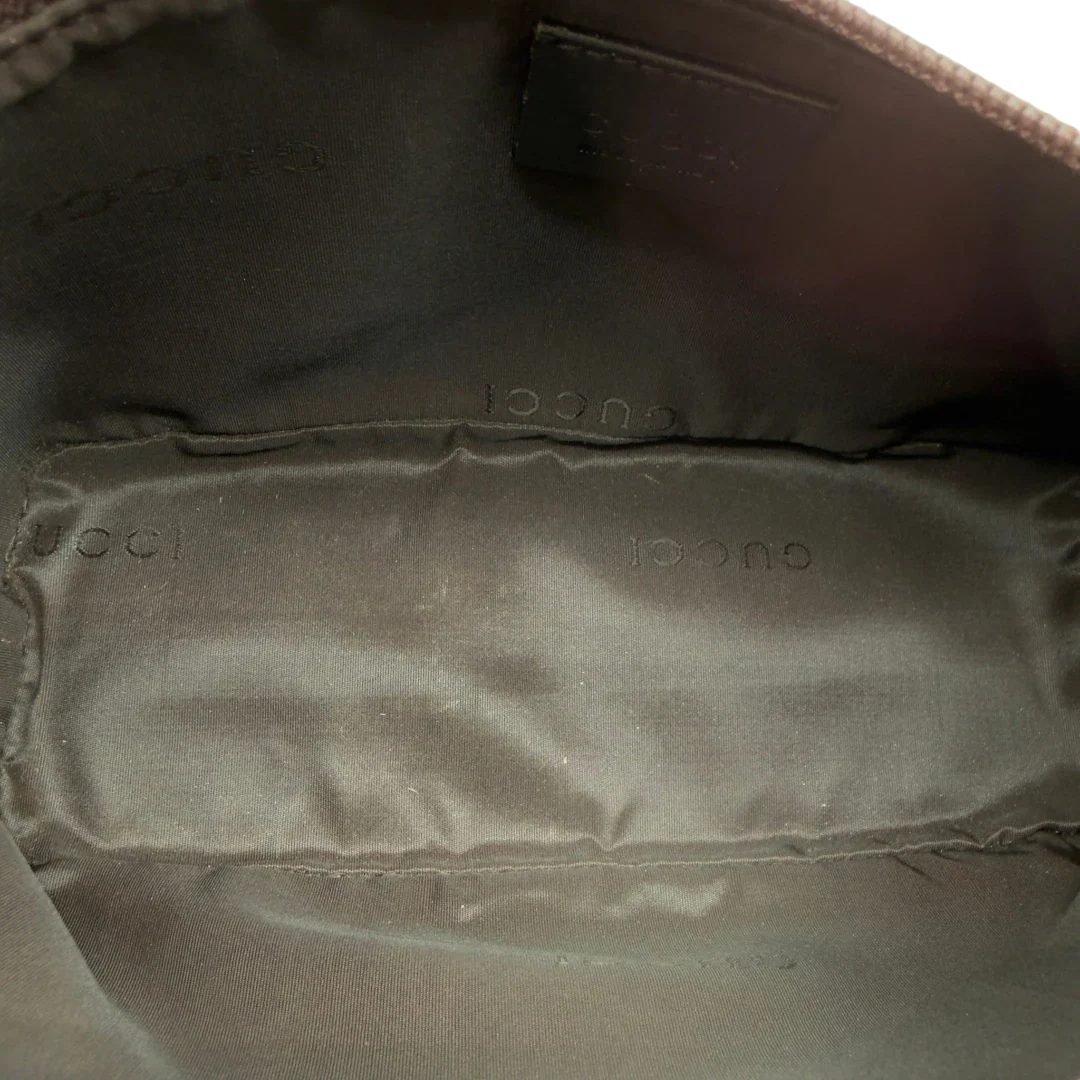 https://cdn.shopify.com/s/files/1/0564/9376/8855/files/Gucci_Handtasche_Boat_Baguette_monogram_beige_vintage_GG7598.webp?v=1779289596