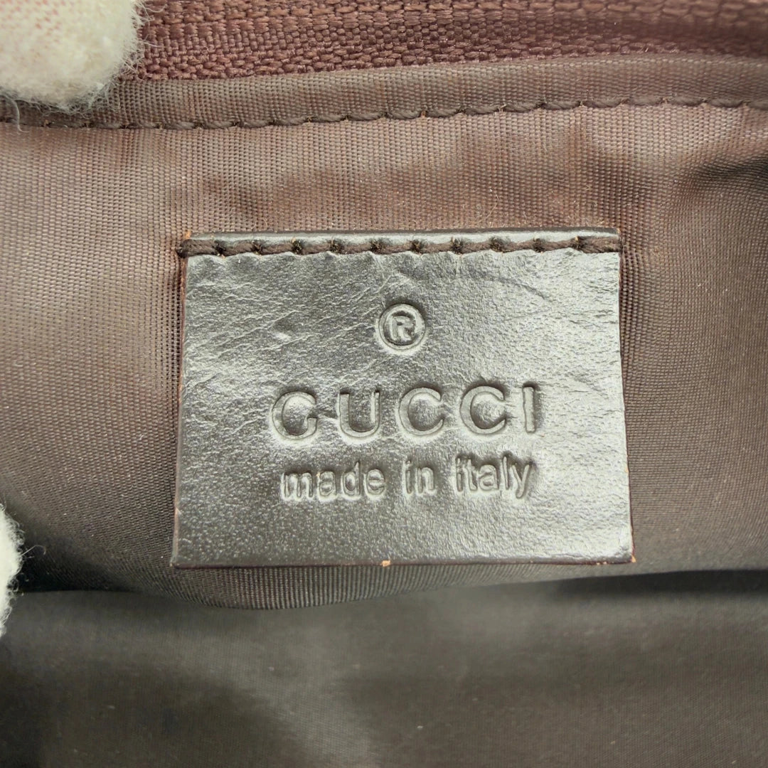 https://cdn.shopify.com/s/files/1/0564/9376/8855/files/Gucci_Handtasche_Boat_Baguette_monogram_beige_vintage_GG7599.webp?v=1779289596