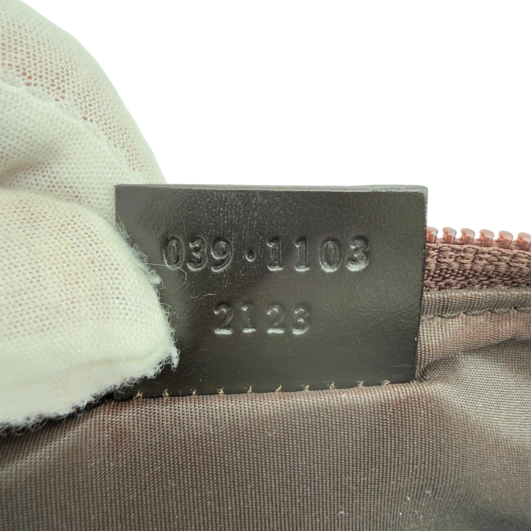 https://cdn.shopify.com/s/files/1/0564/9376/8855/files/Gucci_Handtasche_Boat_Baguette_monogram_beige_vintage_GG7600.webp?v=1779289595