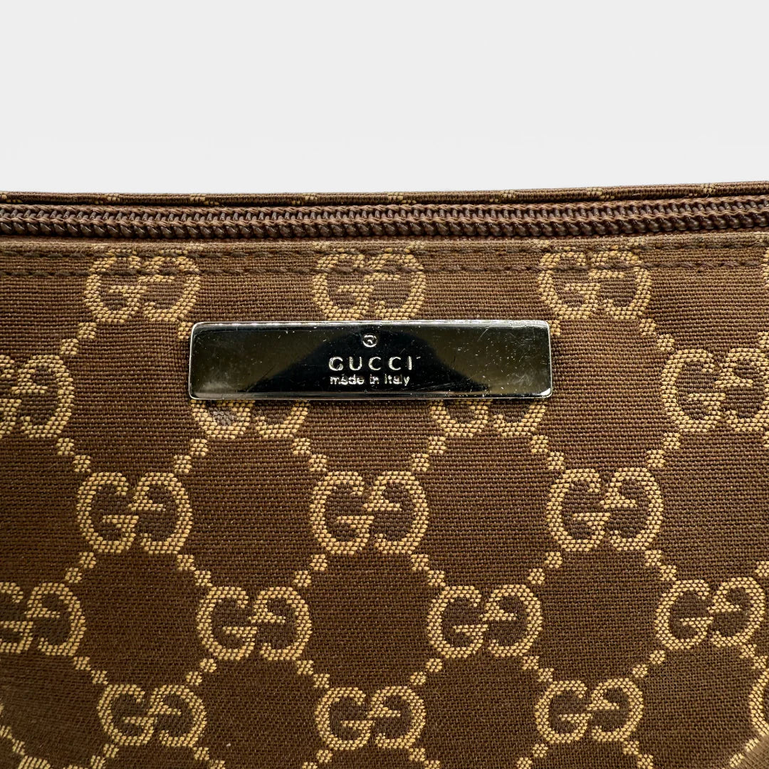 https://cdn.shopify.com/s/files/1/0564/9376/8855/files/Gucci_Handtasche_Boat_Baguette_monogram_braun_vintage_GG_handbag_5210.webp?v=1765382456