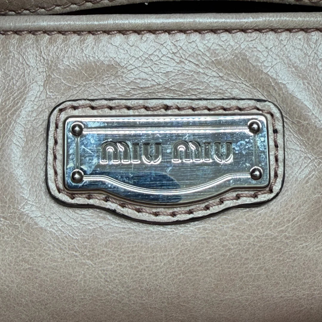 https://cdn.shopify.com/s/files/1/0564/9376/8855/files/Gucci_Handtasche_Boston_Bag_monogram_beige_vintage_GG_8329.webp?v=1768321347