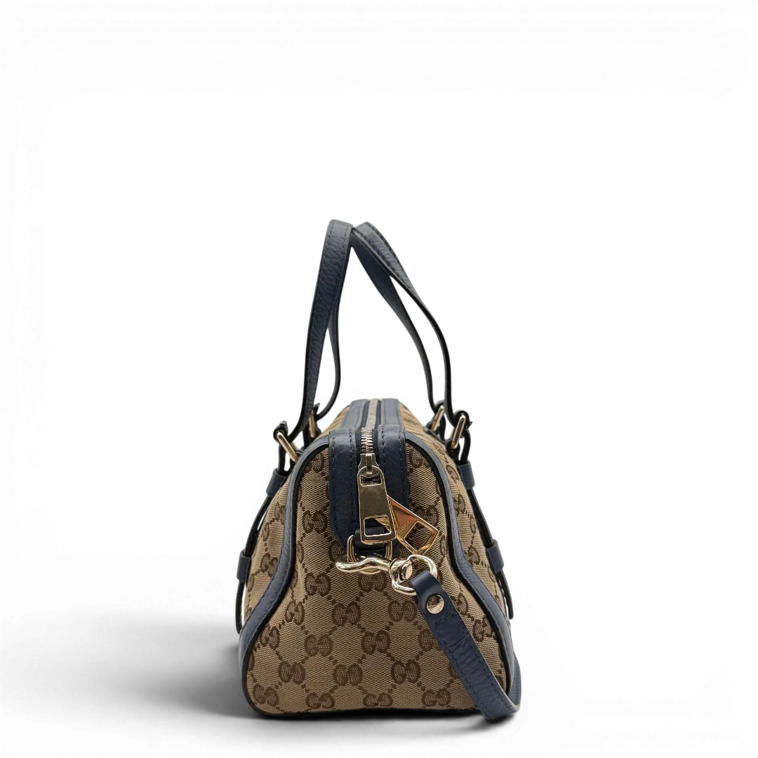 https://cdn.shopify.com/s/files/1/0564/9376/8855/files/Gucci_Handtasche_Boston_mit_Umhangegurt_monogram_beige_vintage_GG8597.webp?v=1781107385