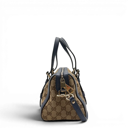 https://cdn.shopify.com/s/files/1/0564/9376/8855/files/Gucci_Handtasche_Boston_mit_Umhangegurt_monogram_beige_vintage_GG8597.webp?v=1781107385