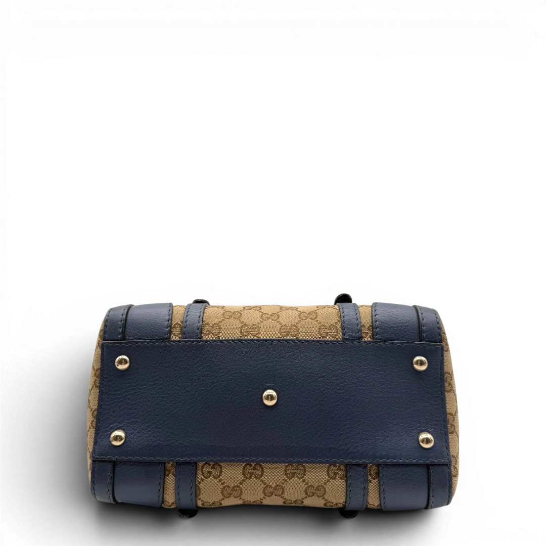 https://cdn.shopify.com/s/files/1/0564/9376/8855/files/Gucci_Handtasche_Boston_mit_Umhangegurt_monogram_beige_vintage_GG8598.webp?v=1781107385