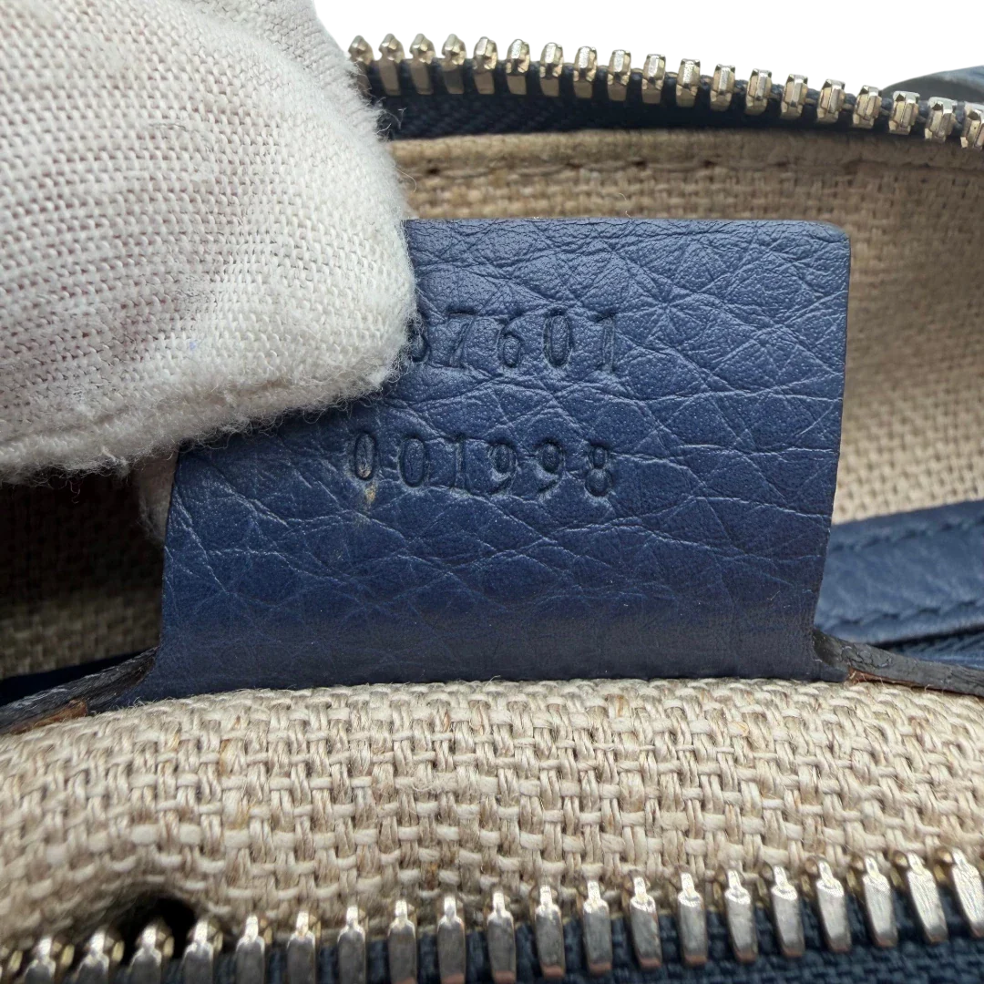 https://cdn.shopify.com/s/files/1/0564/9376/8855/files/Gucci_Handtasche_Boston_mit_Umhangegurt_monogram_beige_vintage_GG8609.webp?v=1781107386