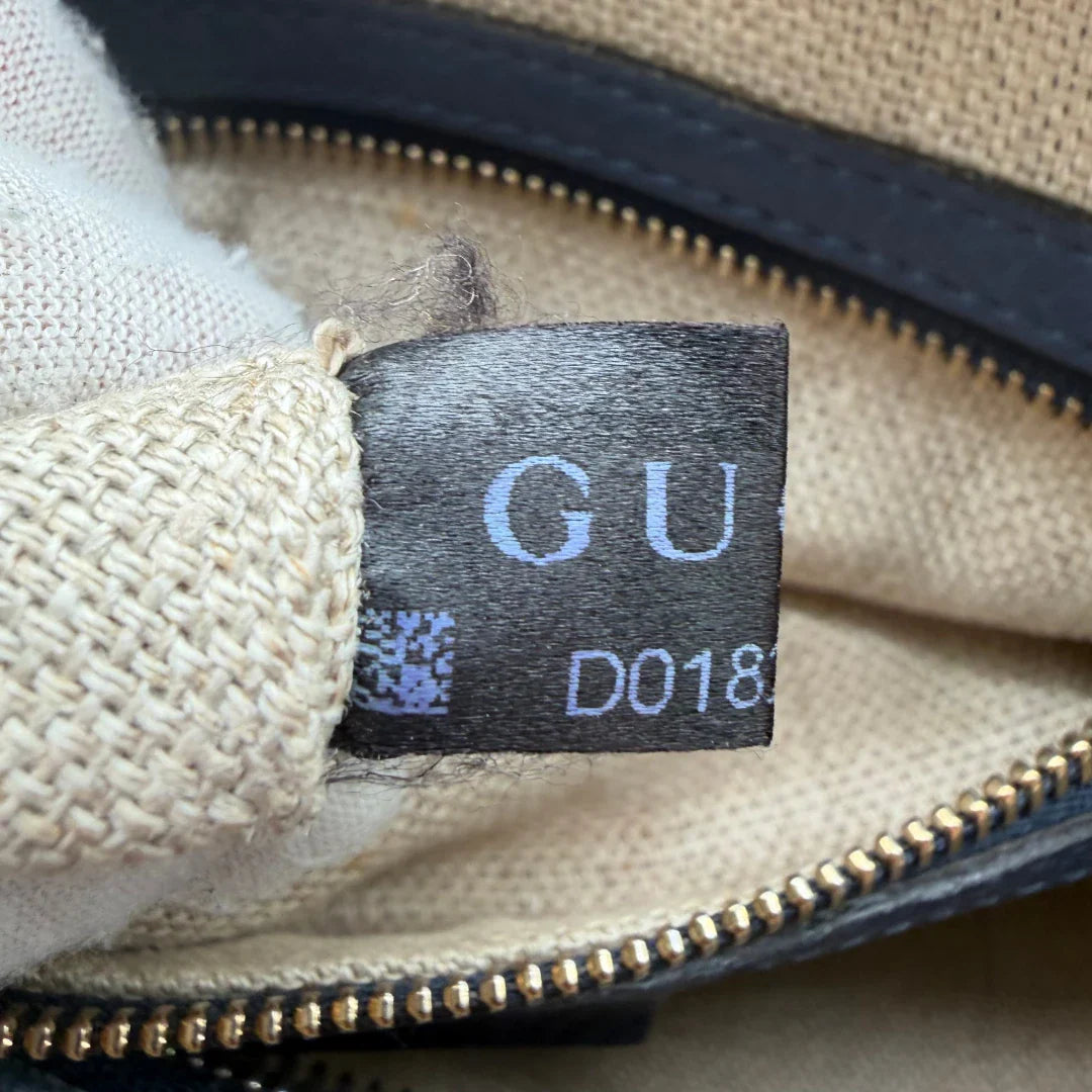 https://cdn.shopify.com/s/files/1/0564/9376/8855/files/Gucci_Handtasche_Boston_mit_Umhangegurt_monogram_beige_vintage_GG8610.webp?v=1781107385