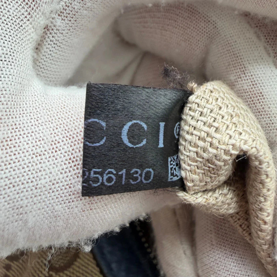 https://cdn.shopify.com/s/files/1/0564/9376/8855/files/Gucci_Handtasche_Boston_mit_Umhangegurt_monogram_beige_vintage_GG8611.webp?v=1781107386