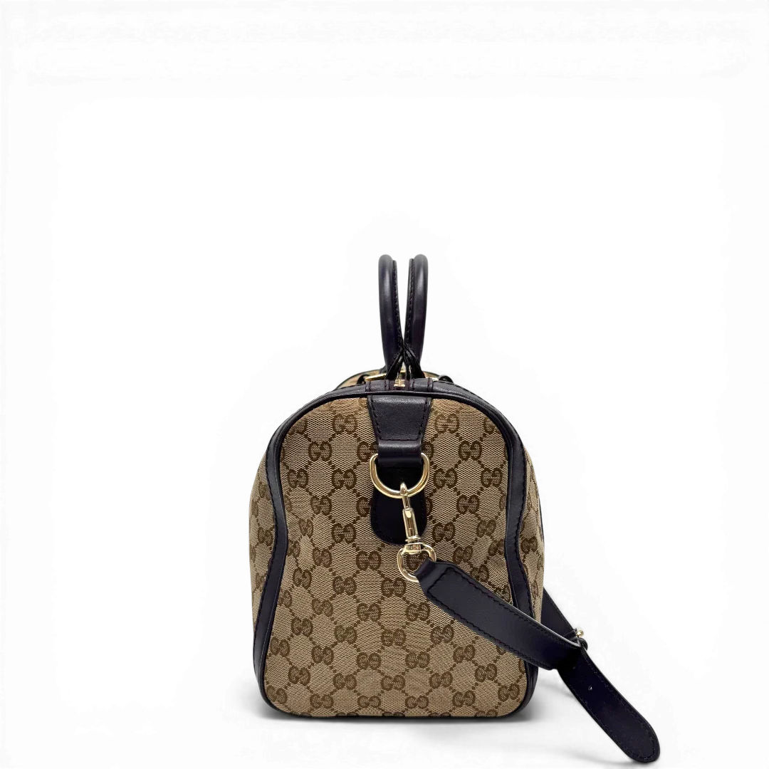 https://cdn.shopify.com/s/files/1/0564/9376/8855/files/Gucci_Handtasche_Boston_mit_Umhangegurt_monogram_beige_vintage_GG9939.webp?v=1775725815