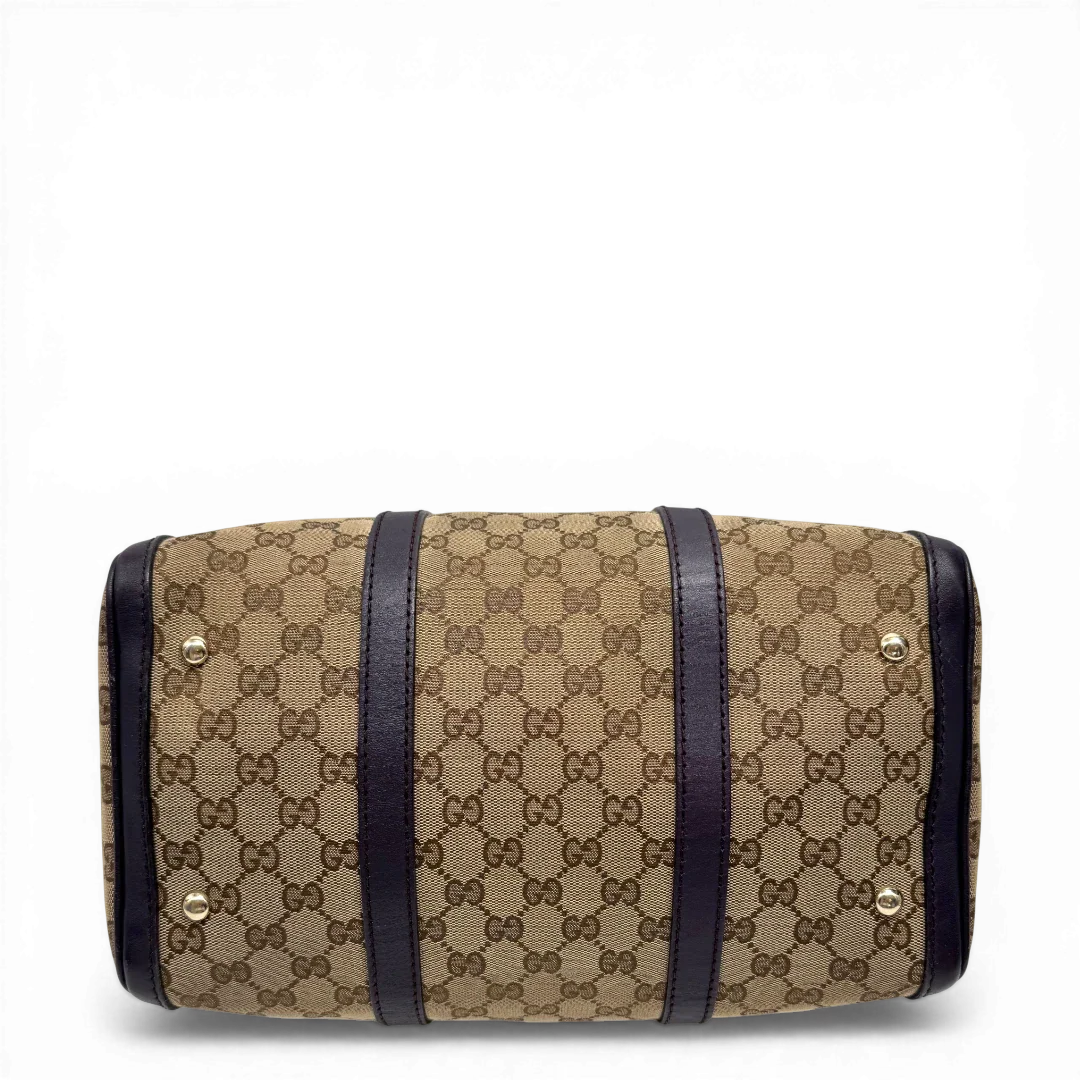 https://cdn.shopify.com/s/files/1/0564/9376/8855/files/Gucci_Handtasche_Boston_mit_Umhangegurt_monogram_beige_vintage_GG9941.webp?v=1775725815