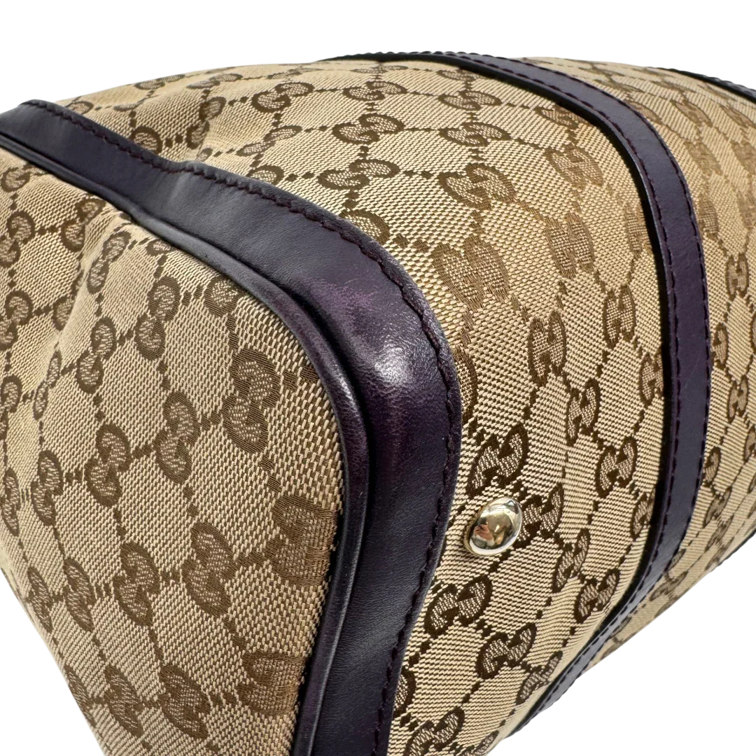 https://cdn.shopify.com/s/files/1/0564/9376/8855/files/Gucci_Handtasche_Boston_mit_Umhangegurt_monogram_beige_vintage_GG9944.webp?v=1775725815