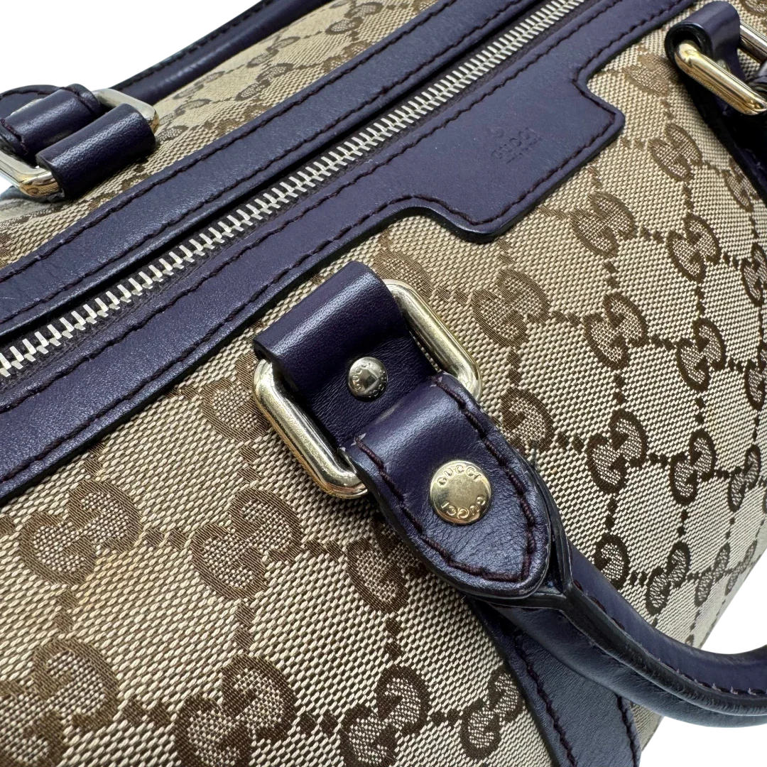 https://cdn.shopify.com/s/files/1/0564/9376/8855/files/Gucci_Handtasche_Boston_mit_Umhangegurt_monogram_beige_vintage_GG9949.webp?v=1775725815