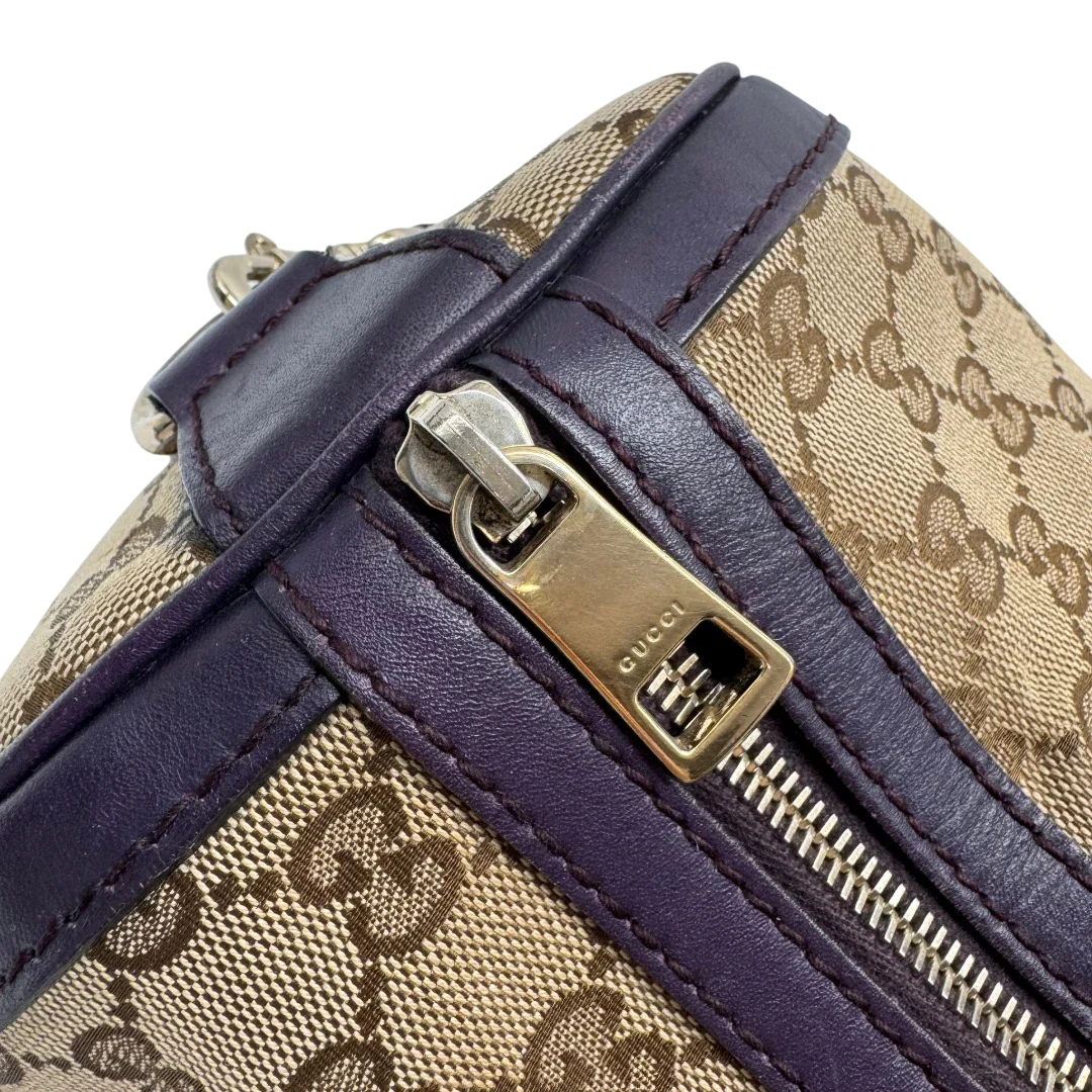 https://cdn.shopify.com/s/files/1/0564/9376/8855/files/Gucci_Handtasche_Boston_mit_Umhangegurt_monogram_beige_vintage_GG9953.webp?v=1775725815