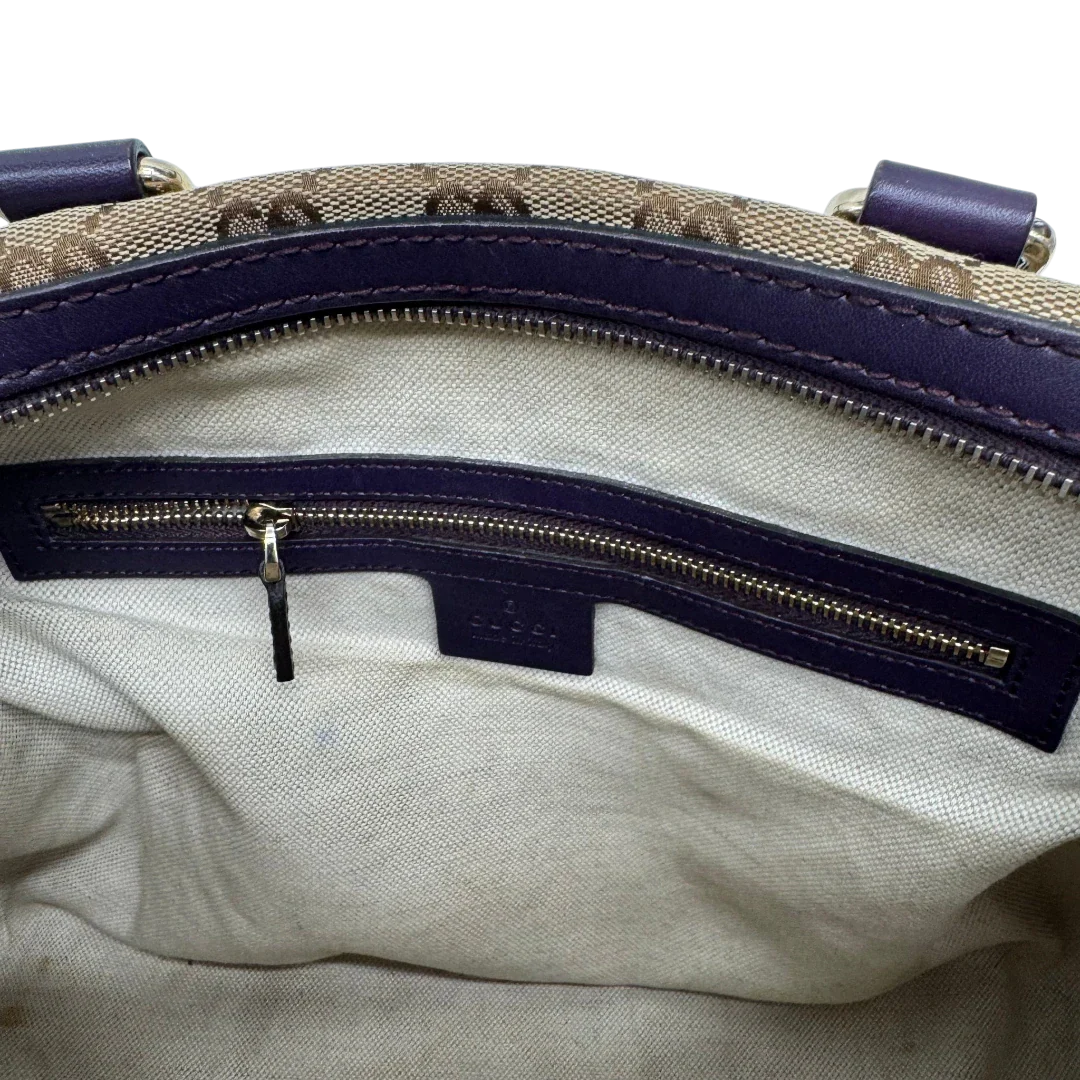 https://cdn.shopify.com/s/files/1/0564/9376/8855/files/Gucci_Handtasche_Boston_mit_Umhangegurt_monogram_beige_vintage_GG9961.webp?v=1775725815
