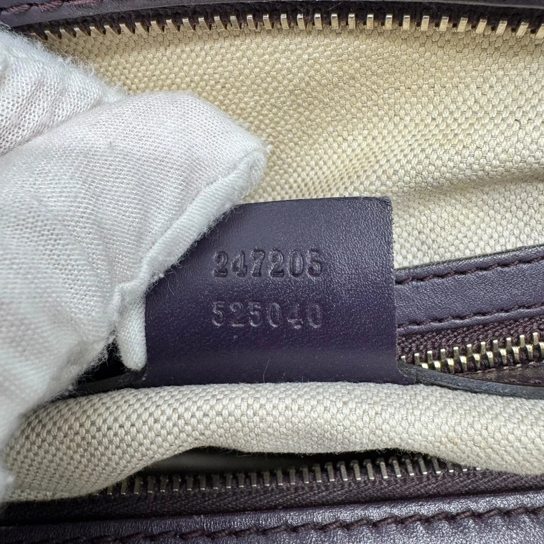 https://cdn.shopify.com/s/files/1/0564/9376/8855/files/Gucci_Handtasche_Boston_mit_Umhangegurt_monogram_beige_vintage_GG9963.webp?v=1775725815