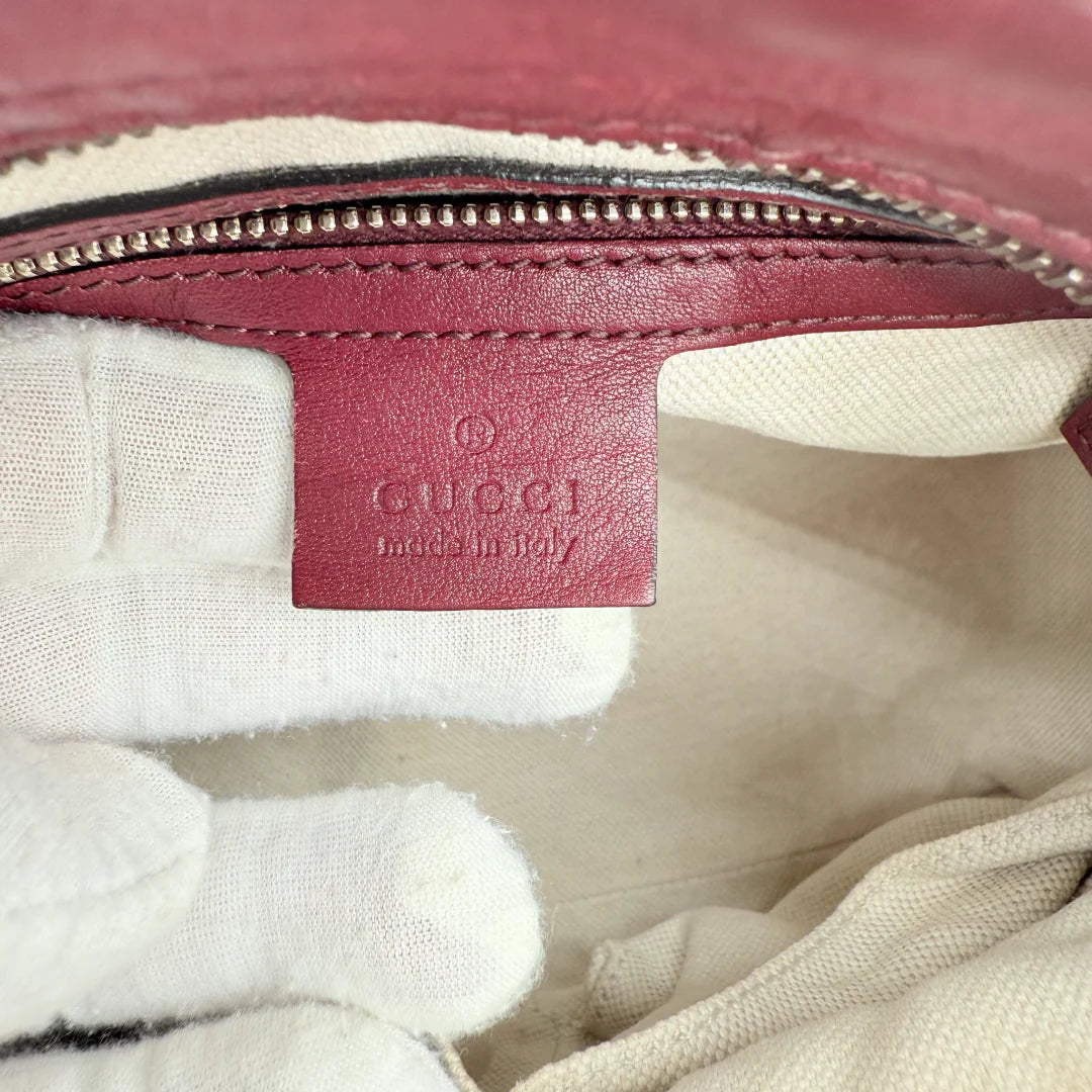 https://cdn.shopify.com/s/files/1/0564/9376/8855/files/Gucci_Handtasche_Bree_micro_Guccissima_aus_Leder_dunkelrot_vintage_GG_8204.webp?v=1768323894