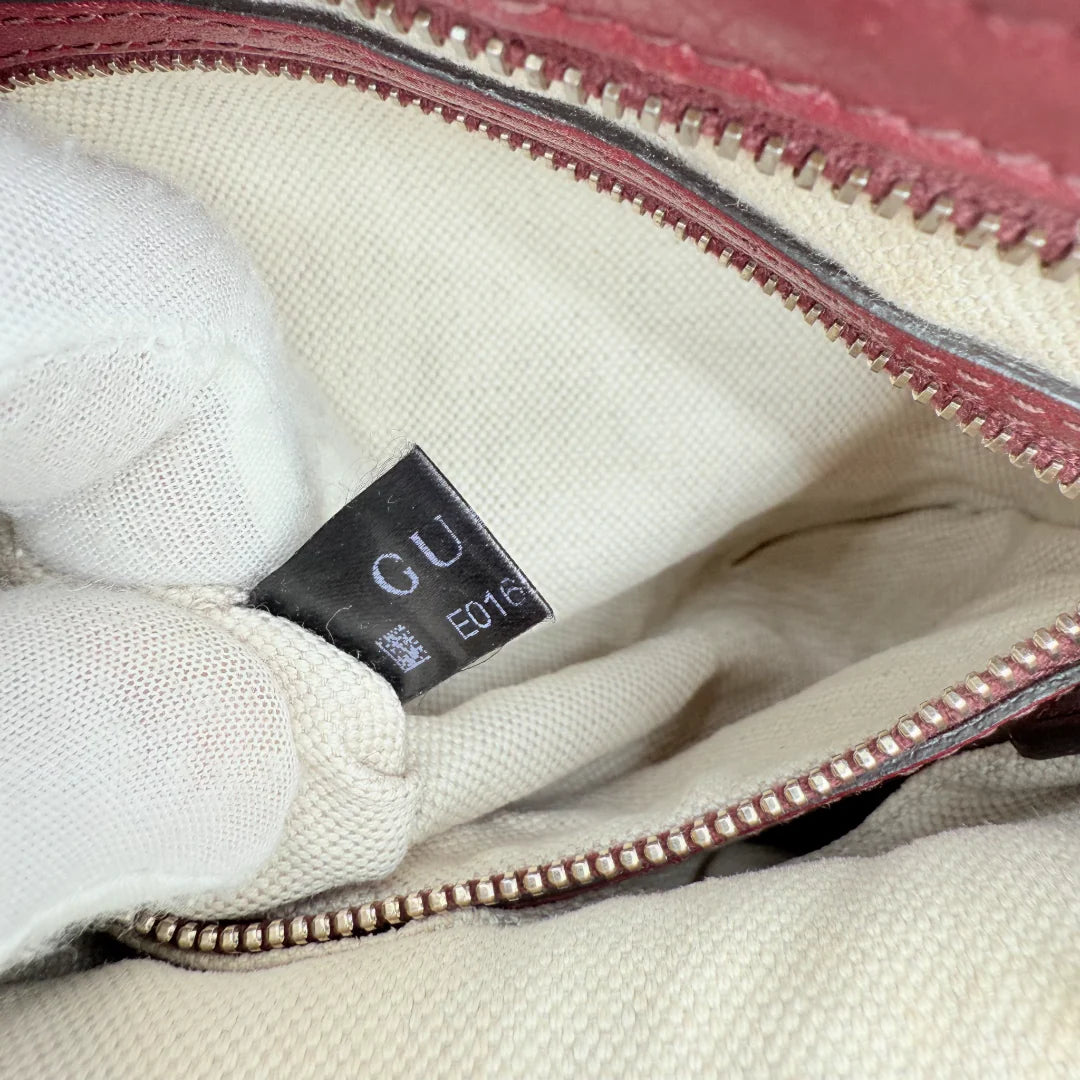 https://cdn.shopify.com/s/files/1/0564/9376/8855/files/Gucci_Handtasche_Bree_micro_Guccissima_aus_Leder_dunkelrot_vintage_GG_8207.webp?v=1768323894