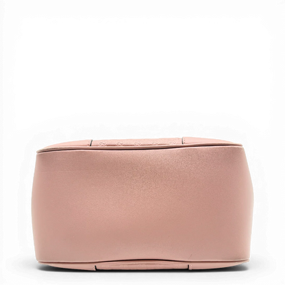 https://cdn.shopify.com/s/files/1/0564/9376/8855/files/Gucci_Handtasche_Bree_micro_Guccissima_aus_Leder_rosa_vintage_GG_1567.webp?v=1772102599