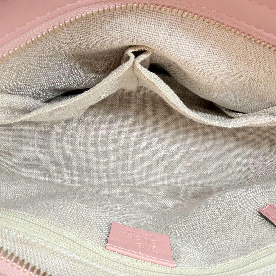 https://cdn.shopify.com/s/files/1/0564/9376/8855/files/Gucci_Handtasche_Bree_micro_Guccissima_aus_Leder_rosa_vintage_GG_1581.webp?v=1772102599