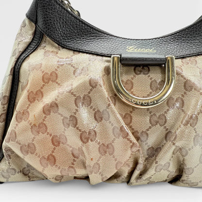 https://cdn.shopify.com/s/files/1/0564/9376/8855/files/Gucci_Handtasche_D-Ring_PVC_medium_monogram_beige_vintage_GG_7392.webp?v=1767882624