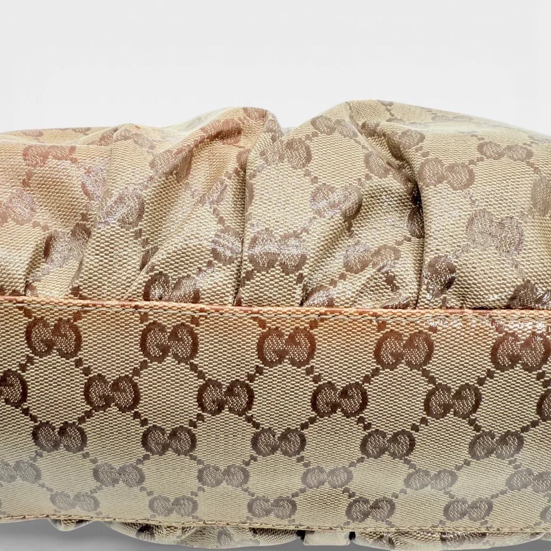 https://cdn.shopify.com/s/files/1/0564/9376/8855/files/Gucci_Handtasche_D-Ring_PVC_medium_monogram_beige_vintage_GG_7394.webp?v=1767882624