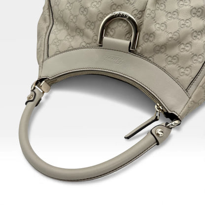 https://cdn.shopify.com/s/files/1/0564/9376/8855/files/Gucci_Handtasche_D-Ring_aus_Leder_monogram_creme___beige_vintage_GG_handbag_5277.webp?v=1765385915