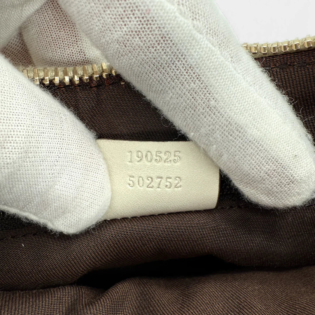 https://cdn.shopify.com/s/files/1/0564/9376/8855/files/Gucci_Handtasche_D-Ring_aus_Leder_monogram_creme___beige_vintage_GG_handbag_5281.webp?v=1765385915