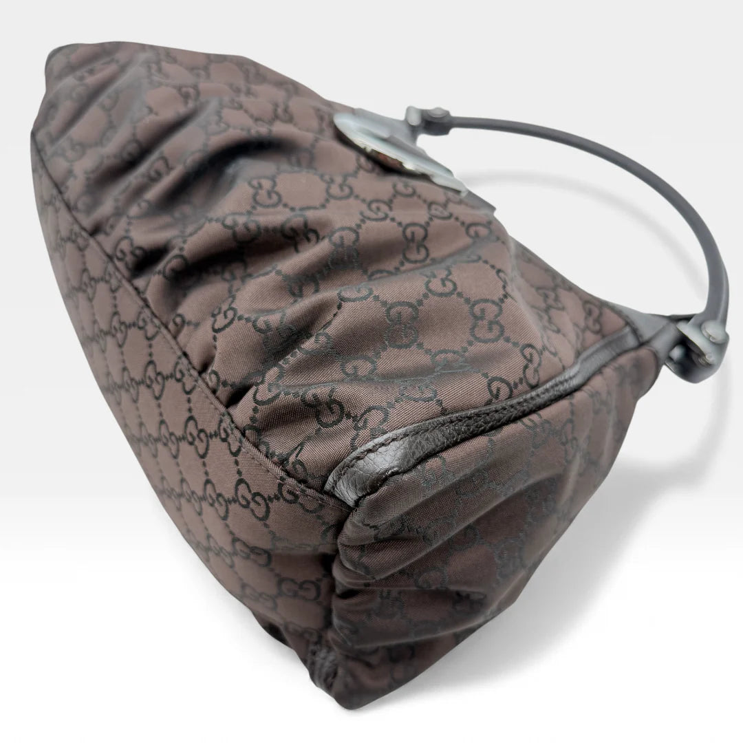 https://cdn.shopify.com/s/files/1/0564/9376/8855/files/Gucci_Handtasche_D-Ring_aus_Nylon_monogram_dunkelbraun_vintage_GG_handbag_5296.webp?v=1765384494