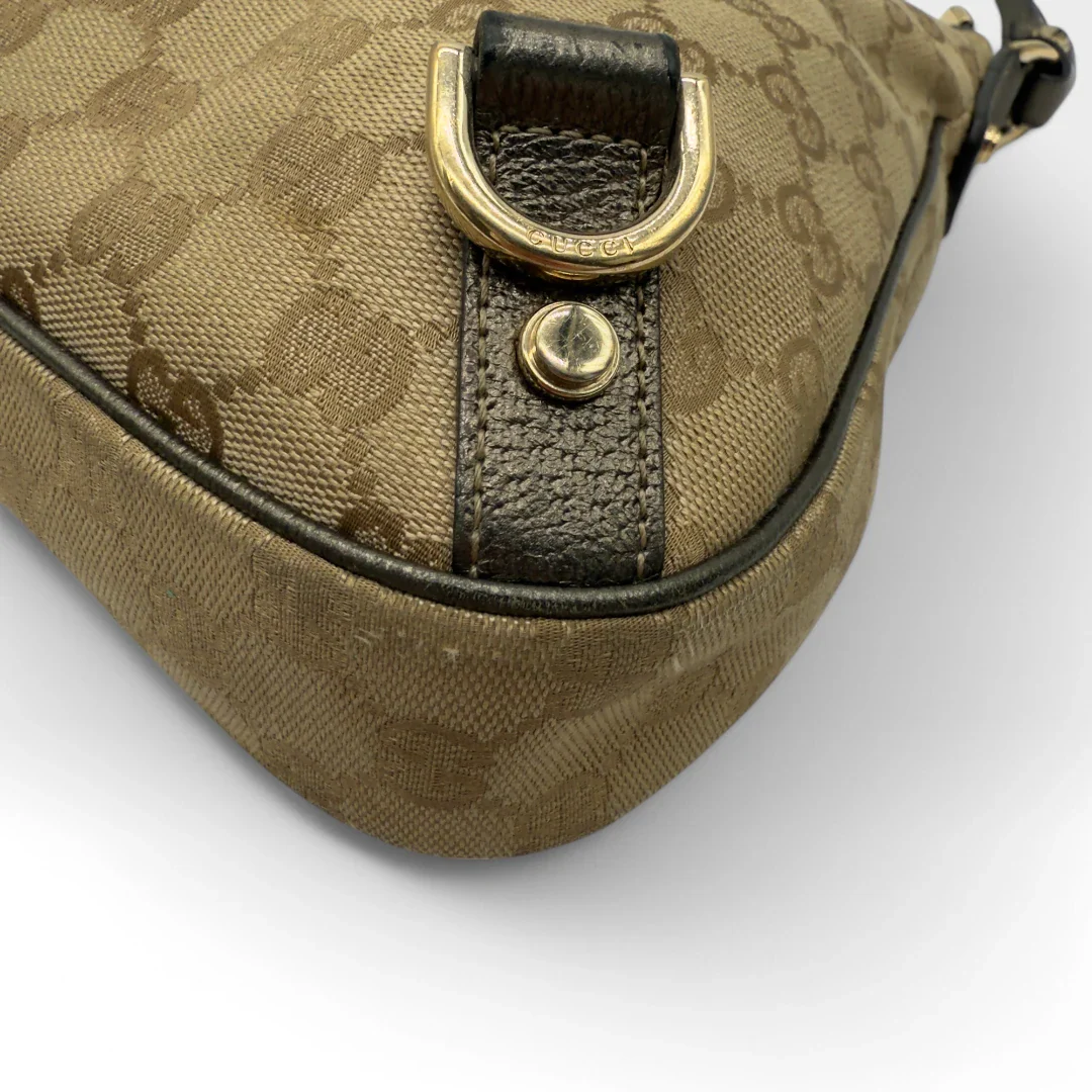 https://cdn.shopify.com/s/files/1/0564/9376/8855/files/Gucci_Handtasche_D-Ring_khaki_Lederdetails_monogram_beige_second_hand_luxury_GG_handbag_8412.webp?v=1741950500