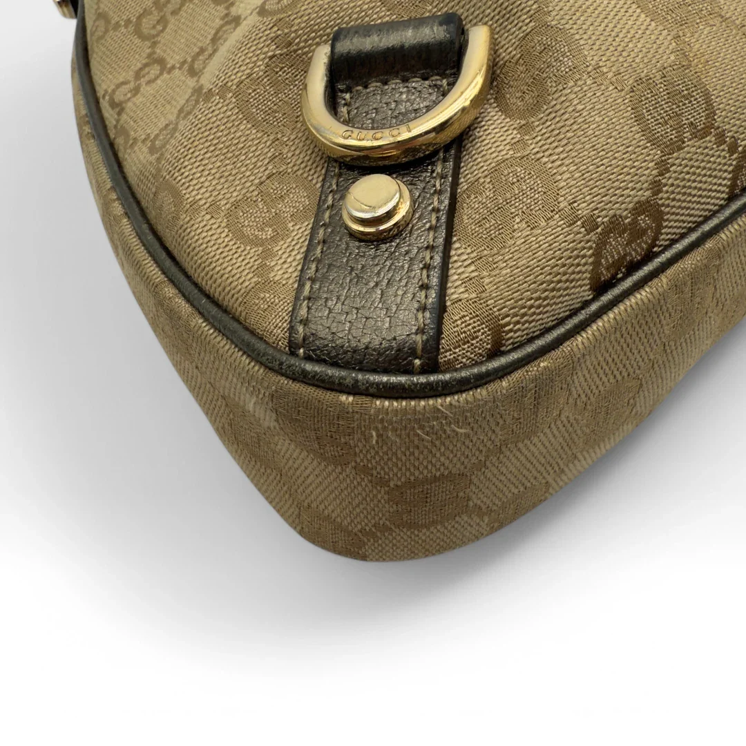 https://cdn.shopify.com/s/files/1/0564/9376/8855/files/Gucci_Handtasche_D-Ring_khaki_Lederdetails_monogram_beige_second_hand_luxury_GG_handbag_8413.webp?v=1741950500