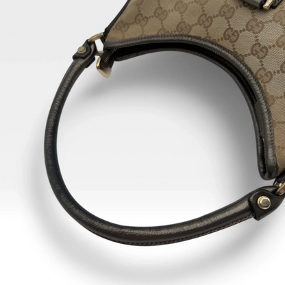https://cdn.shopify.com/s/files/1/0564/9376/8855/files/Gucci_Handtasche_D-Ring_khaki_Lederdetails_monogram_beige_second_hand_luxury_GG_handbag_8416.webp?v=1741950500