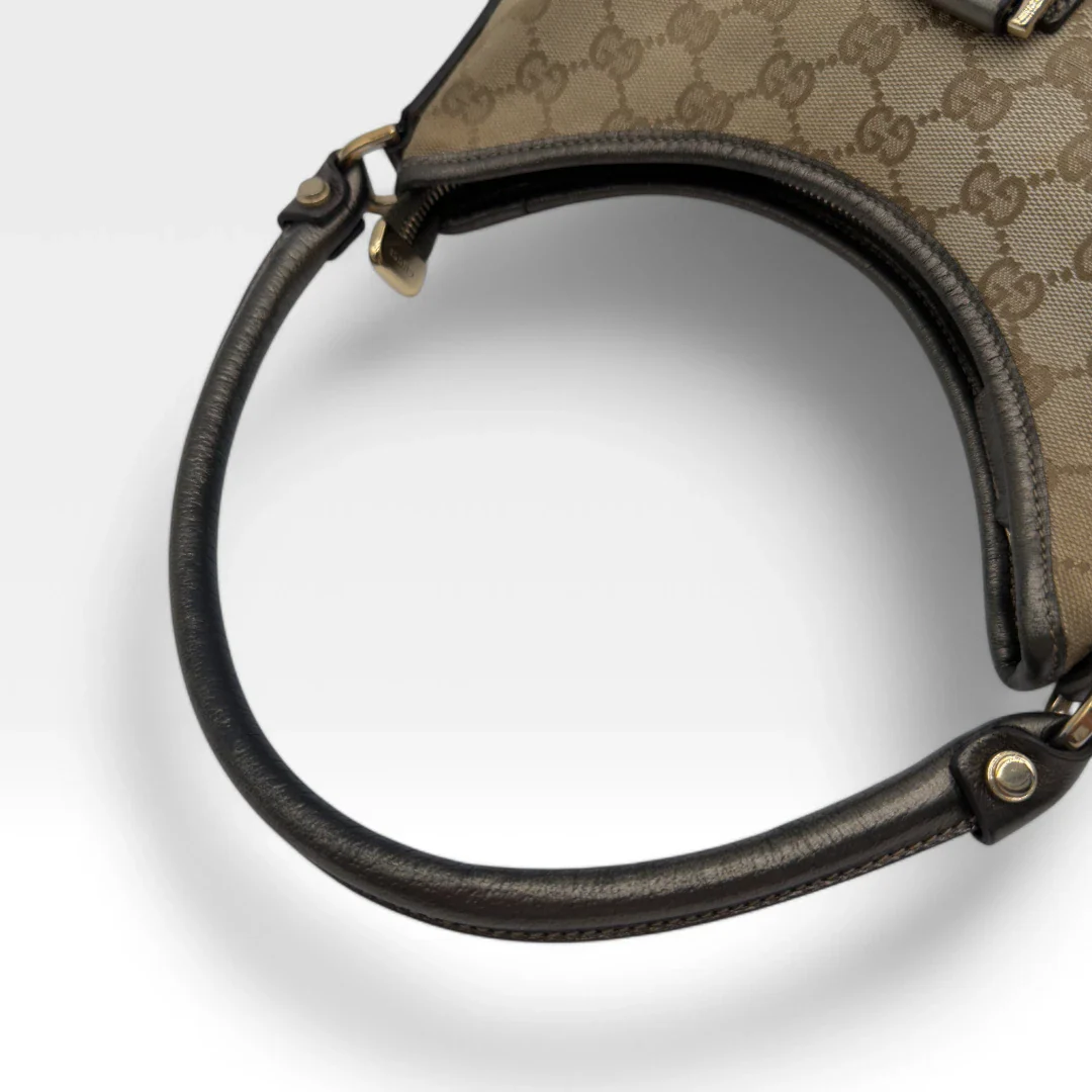https://cdn.shopify.com/s/files/1/0564/9376/8855/files/Gucci_Handtasche_D-Ring_khaki_Lederdetails_monogram_beige_second_hand_luxury_GG_handbag_8416.webp?v=1741950500